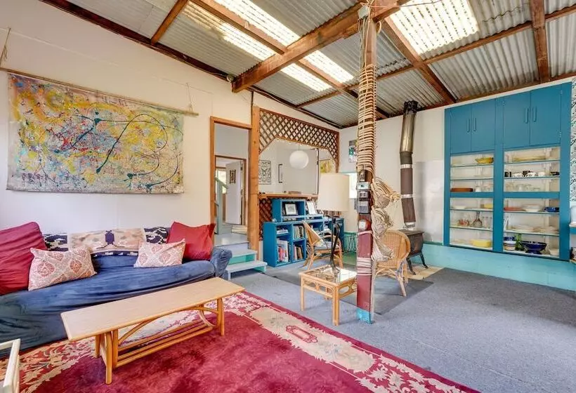 Vibrant Captain Cook Home W/ Lanai & Steam Room!