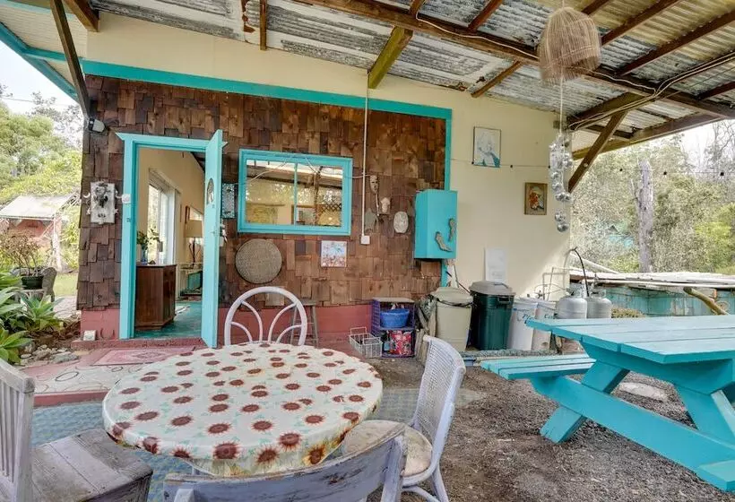 Vibrant Captain Cook Home W/ Lanai & Steam Room!