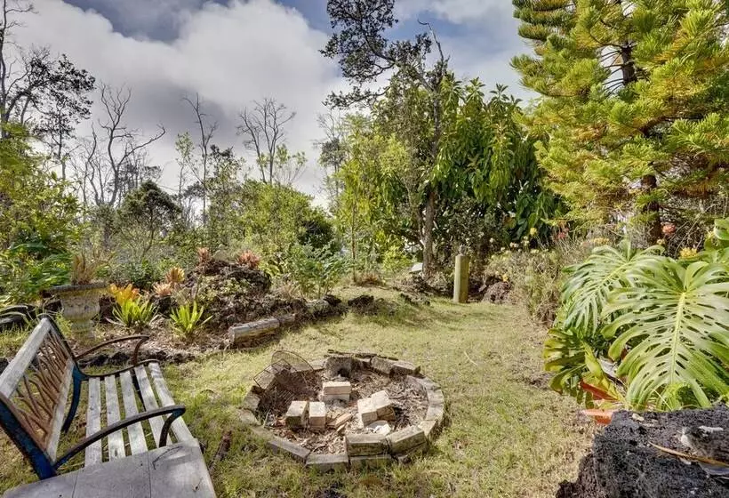 Vibrant Captain Cook Home W/ Lanai & Steam Room!