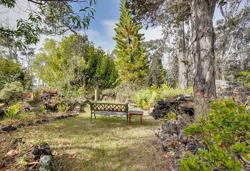 Vibrant Captain Cook Home W/ Lanai & Steam Room!