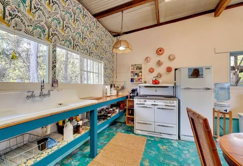 Vibrant Captain Cook Home W/ Lanai & Steam Room!