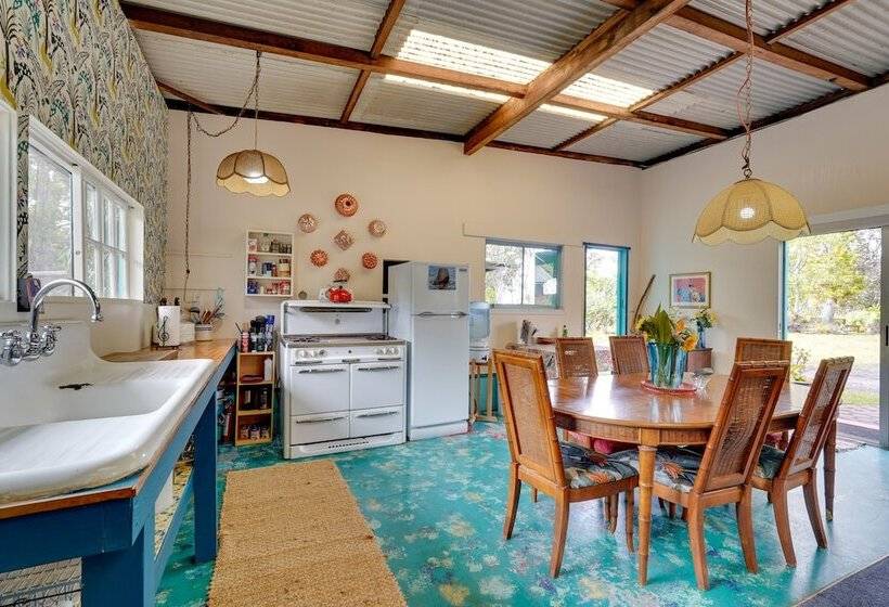 Vibrant Captain Cook Home W/ Lanai & Steam Room!