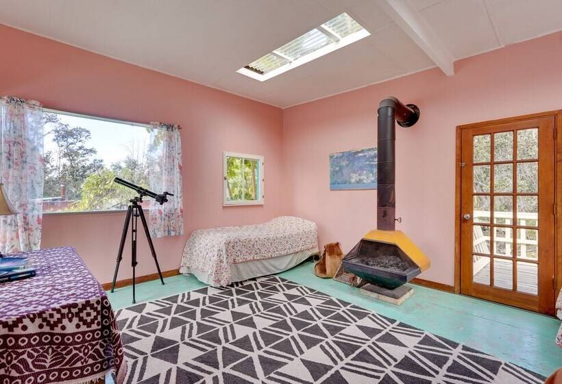 Vibrant Captain Cook Home W/ Lanai & Steam Room!