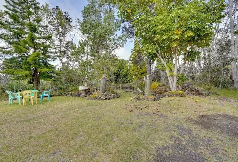 Vibrant Captain Cook Home W/ Lanai & Steam Room!