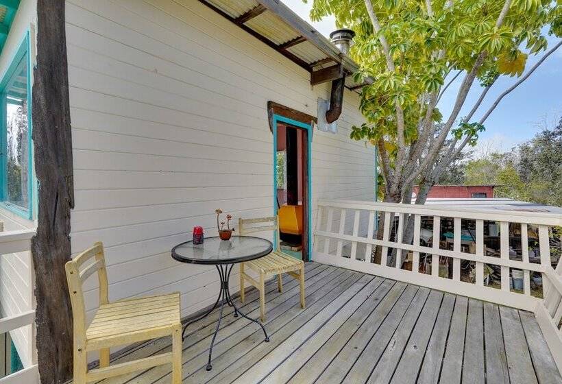 Vibrant Captain Cook Home W/ Lanai & Steam Room!