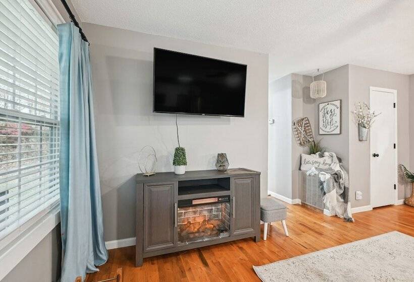 Vine Grove Home W/ Deck, 4 Mi To Saunders Springs!