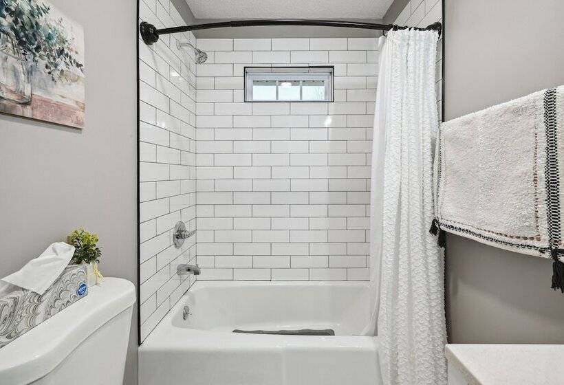 Vine Grove Home W/ Deck, 4 Mi To Saunders Springs!