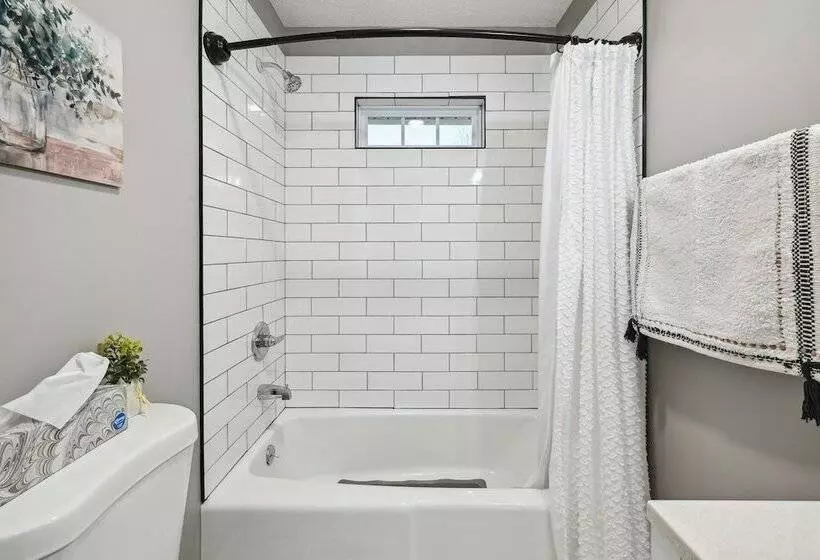 Vine Grove Home W/ Deck, 4 Mi To Saunders Springs!