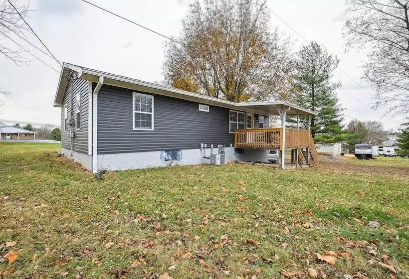 Vine Grove Home W/ Deck, 4 Mi To Saunders Springs!