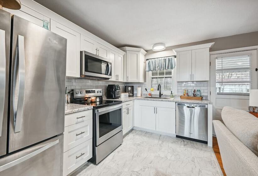 Vine Grove Home W/ Deck, 4 Mi To Saunders Springs!