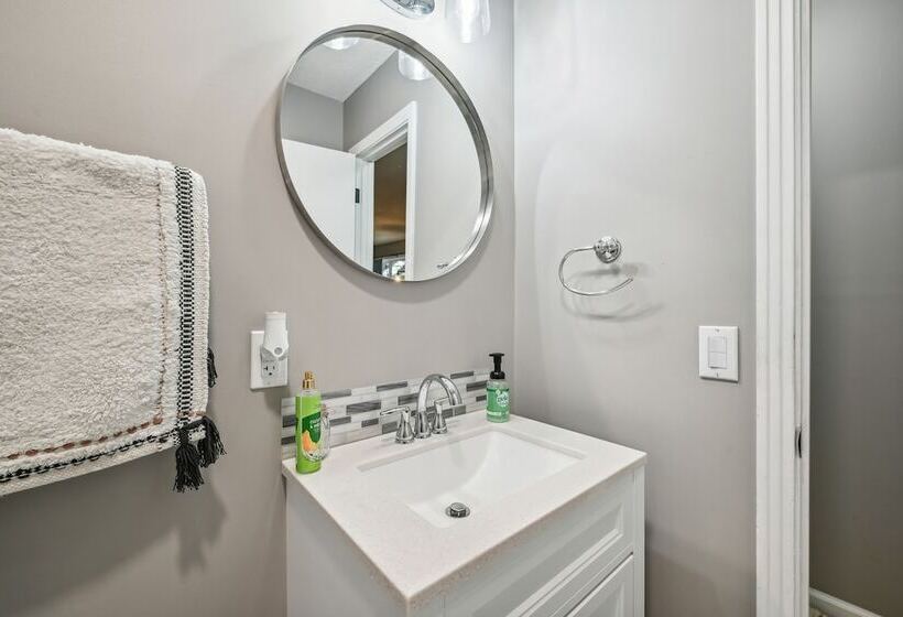 Vine Grove Home W/ Deck, 4 Mi To Saunders Springs!