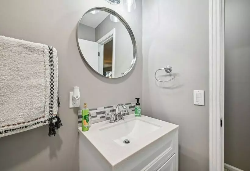 Vine Grove Home W/ Deck, 4 Mi To Saunders Springs!