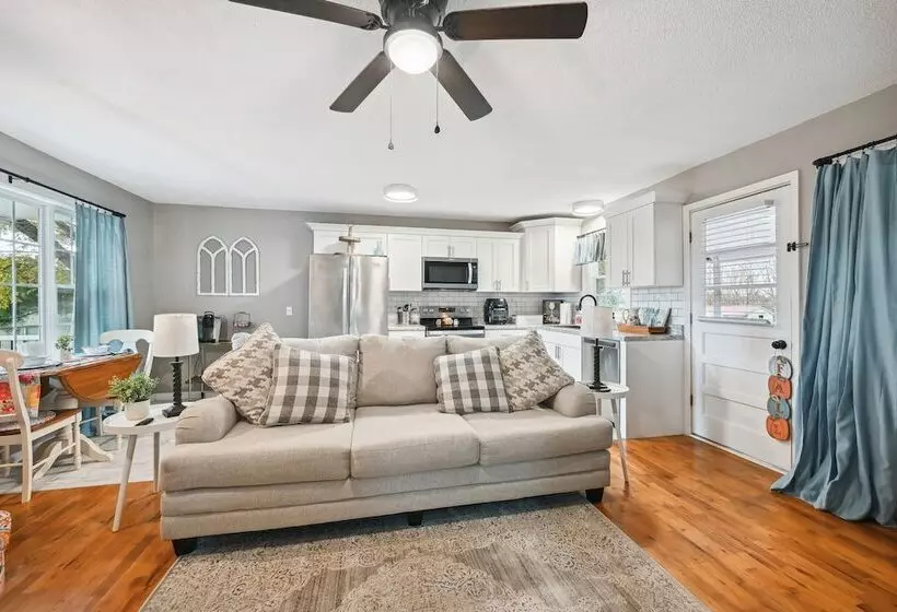 Vine Grove Home W/ Deck, 4 Mi To Saunders Springs!