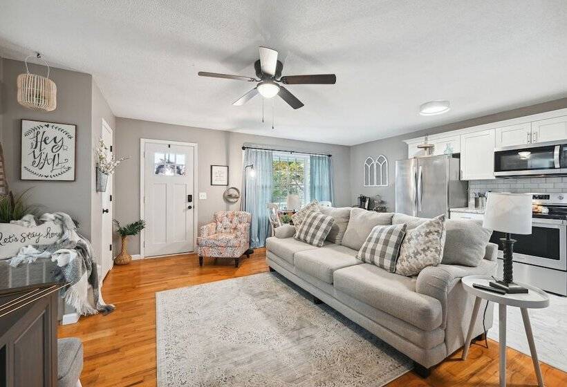 Vine Grove Home W/ Deck, 4 Mi To Saunders Springs!