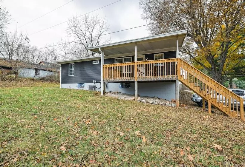 Vine Grove Home W/ Deck, 4 Mi To Saunders Springs!