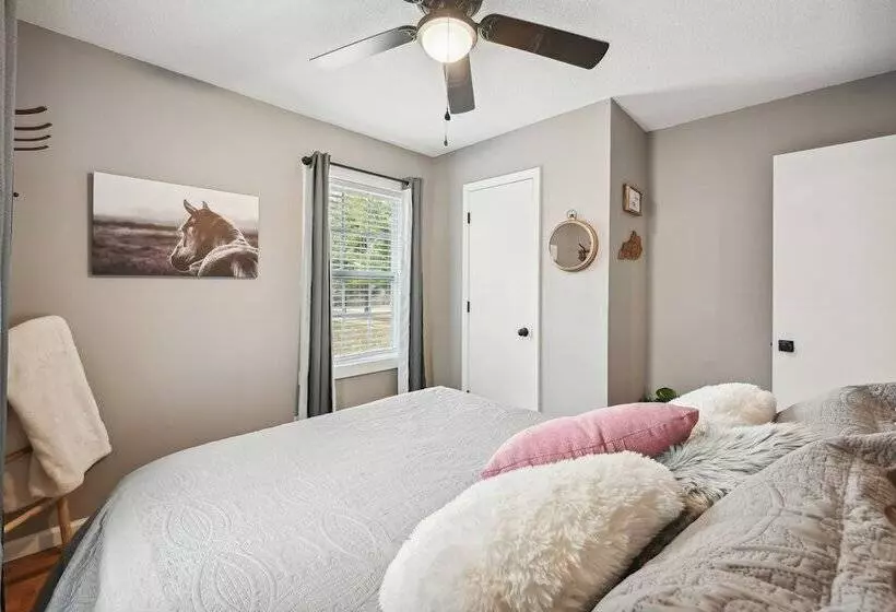 Vine Grove Home W/ Deck, 4 Mi To Saunders Springs!