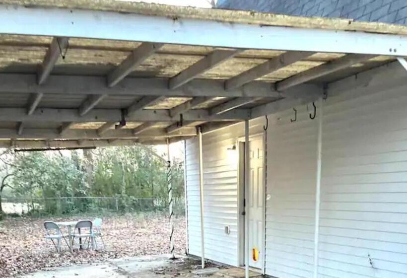 Пансион Small Private Get Away, Tiny Home Garage Studio Apartment