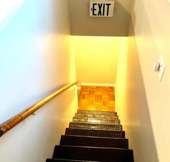 Пансион Small Private Get Away, Tiny Home Garage Studio Apartment