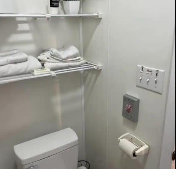 Пансион Small Private Get Away, Tiny Home Garage Studio Apartment