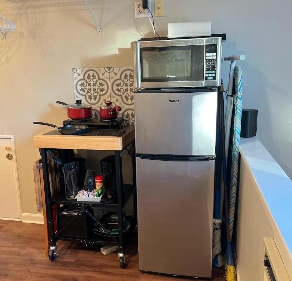 Пансион Small Private Get Away, Tiny Home Garage Studio Apartment