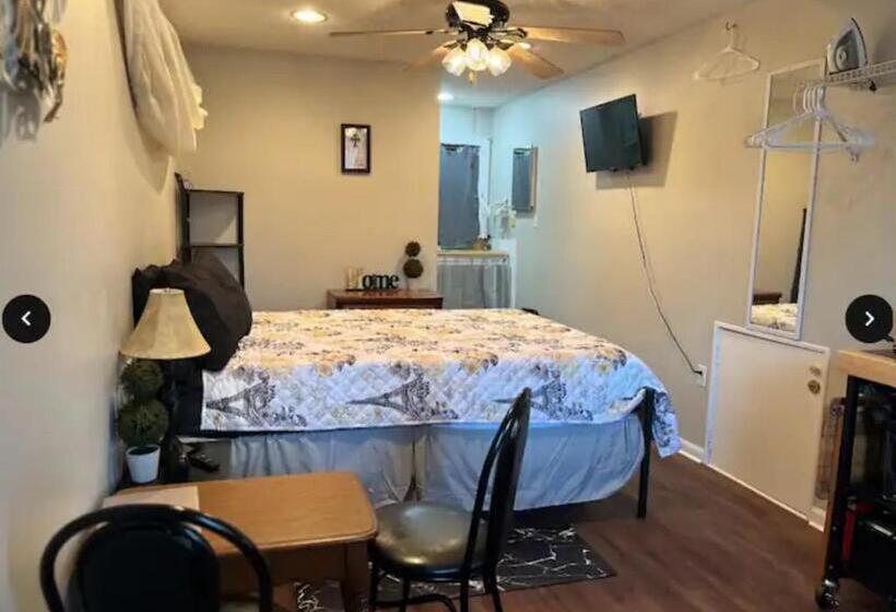 Пансион Small Private Get Away, Tiny Home Garage Studio Apartment