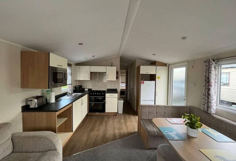 Stunning 8 Berth Caravan In Poole