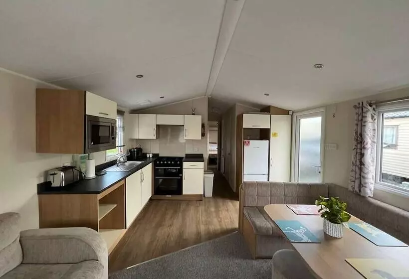 Stunning 8 Berth Caravan In Poole