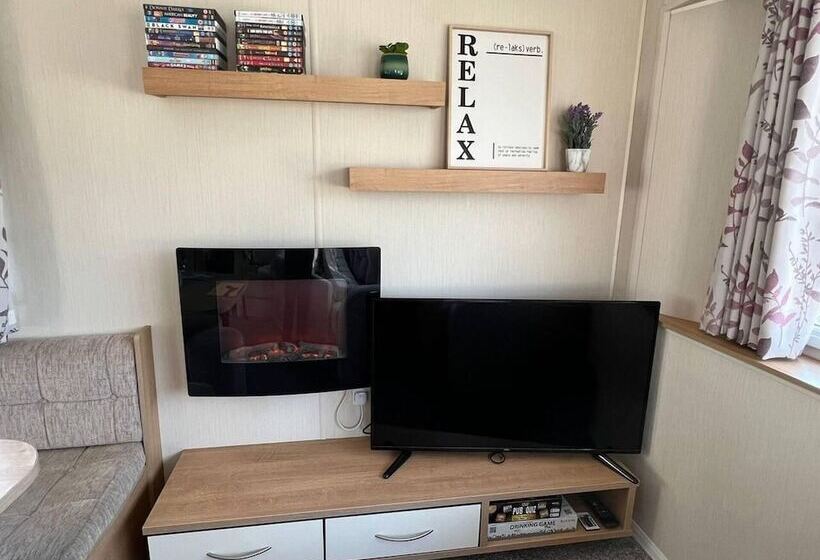 Stunning 8 Berth Caravan In Poole