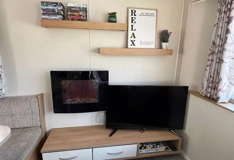 Stunning 8 Berth Caravan In Poole