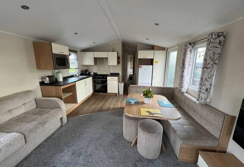 Stunning 8 Berth Caravan In Poole