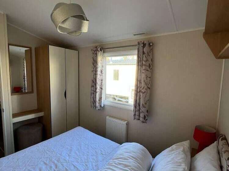 Stunning 8 Berth Caravan In Poole