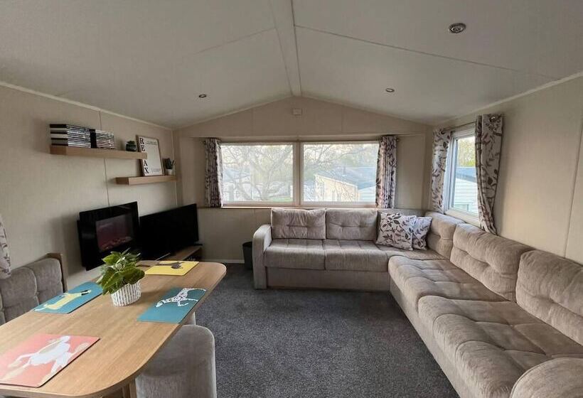 Stunning 8 Berth Caravan In Poole