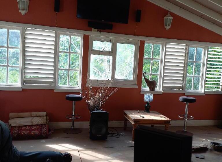 پانسیون Happy Grove Lodge