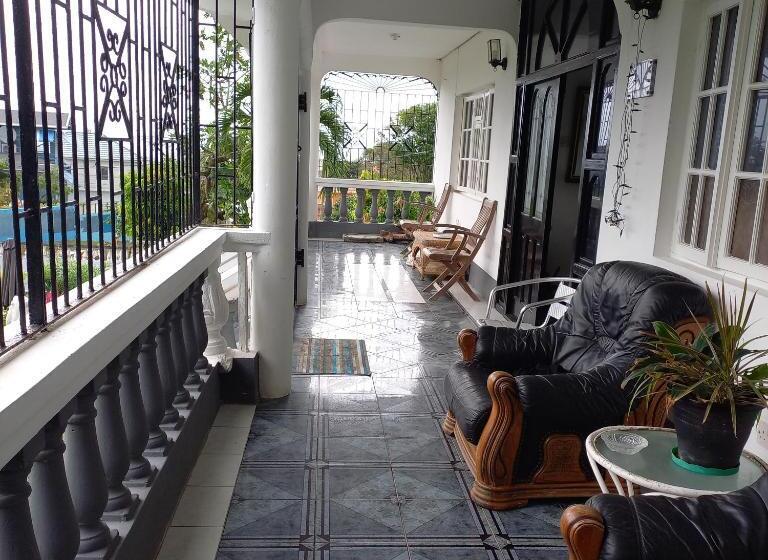 پانسیون Happy Grove Lodge