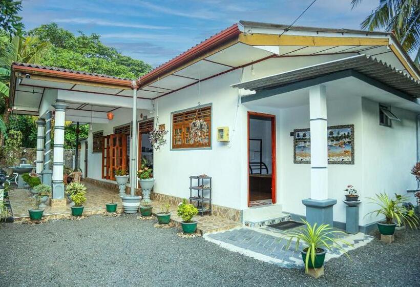 Bed and Breakfast Avian Villa Hikkaduwa