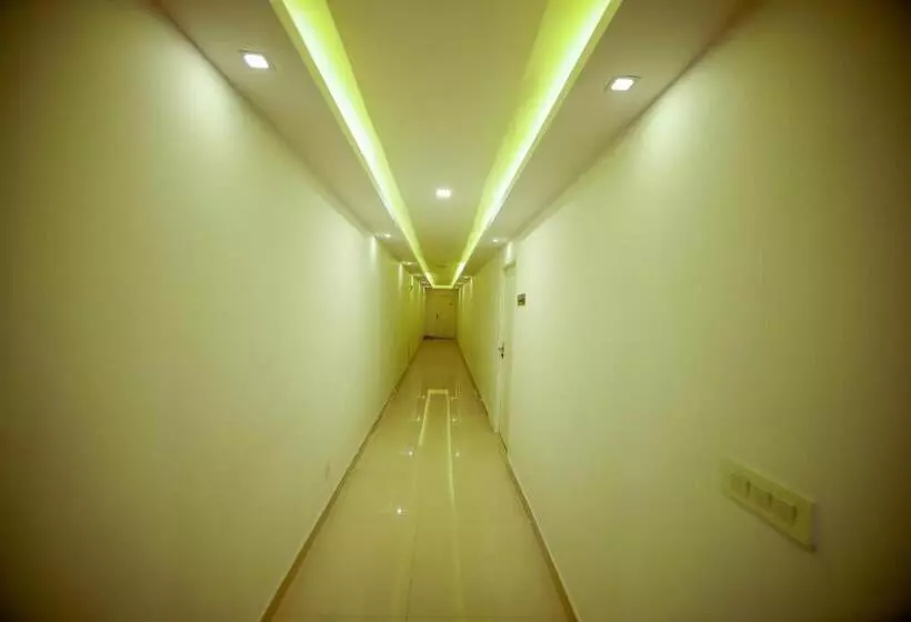 Hotelli Airport Avenue Plaza Cochin Airport