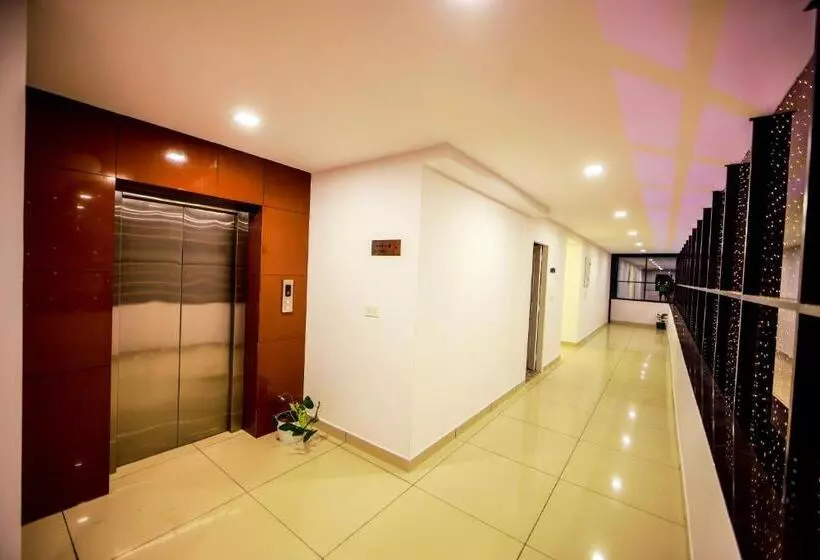 Hotelli Airport Avenue Plaza Cochin Airport