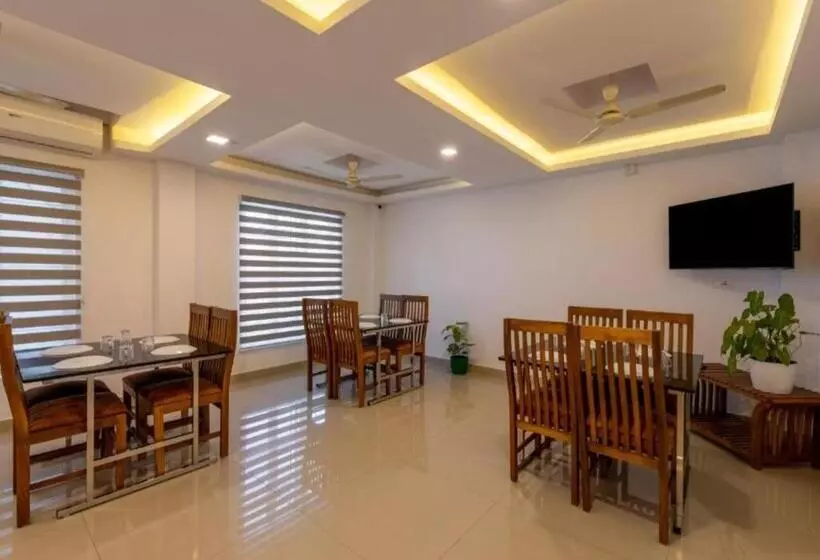 Hotelli Airport Avenue Plaza Cochin Airport