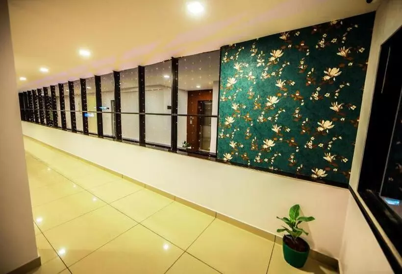 Hotelli Airport Avenue Plaza Cochin Airport