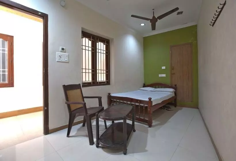 Hotelli Jaya Bharathi Lodge
