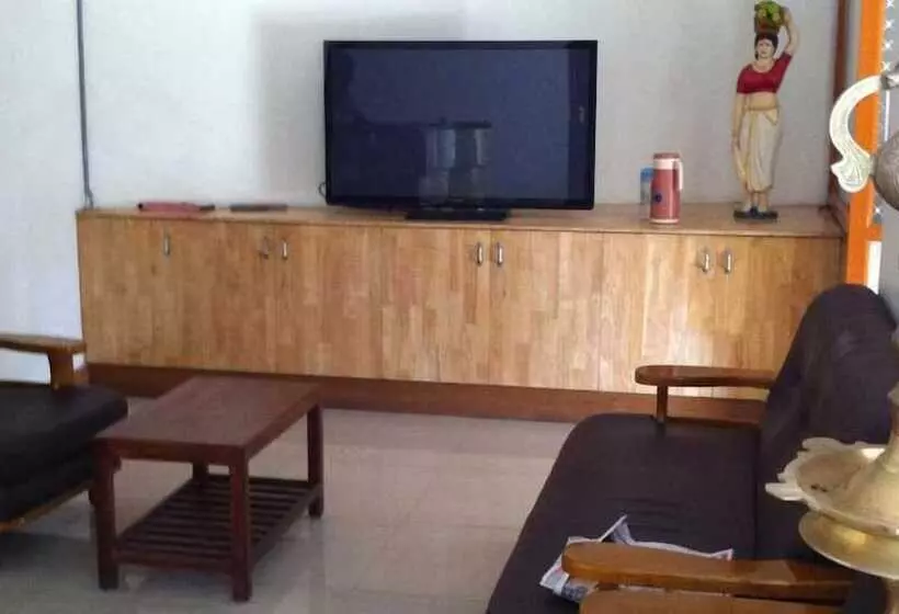 Hotelli Jaya Bharathi Lodge