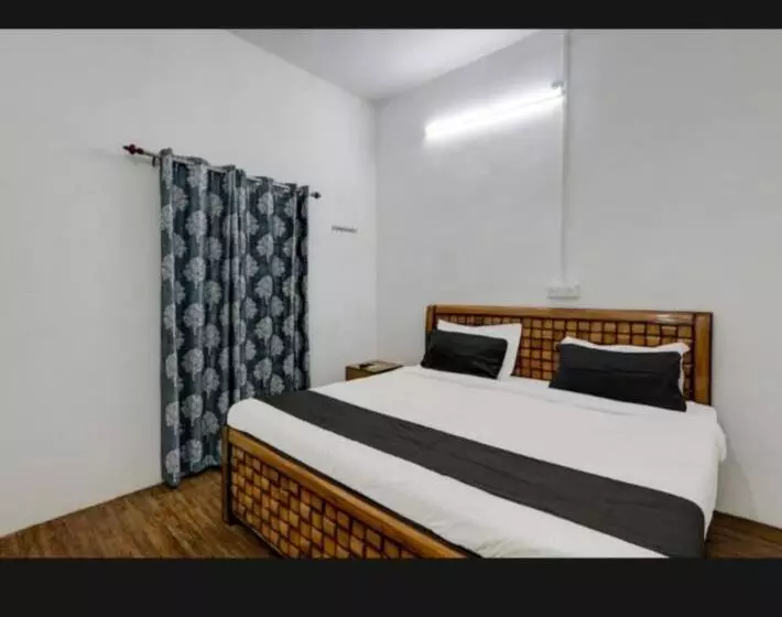 ペンション Chitraa Guest House