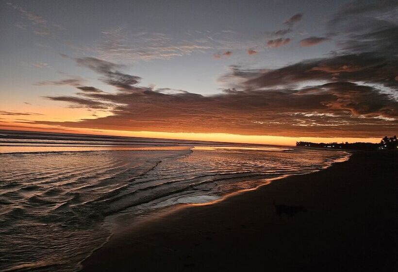 هتل Sunset Surf Villa