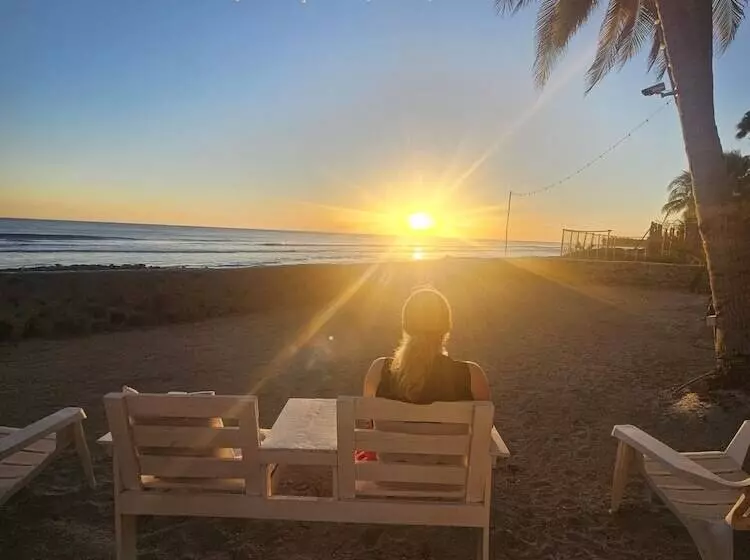 هتل Sunset Surf Villa