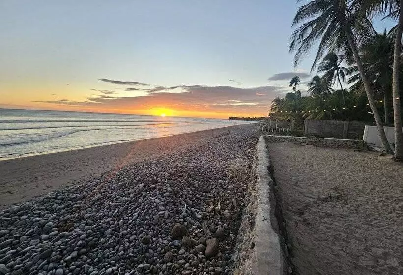 هتل Sunset Surf Villa