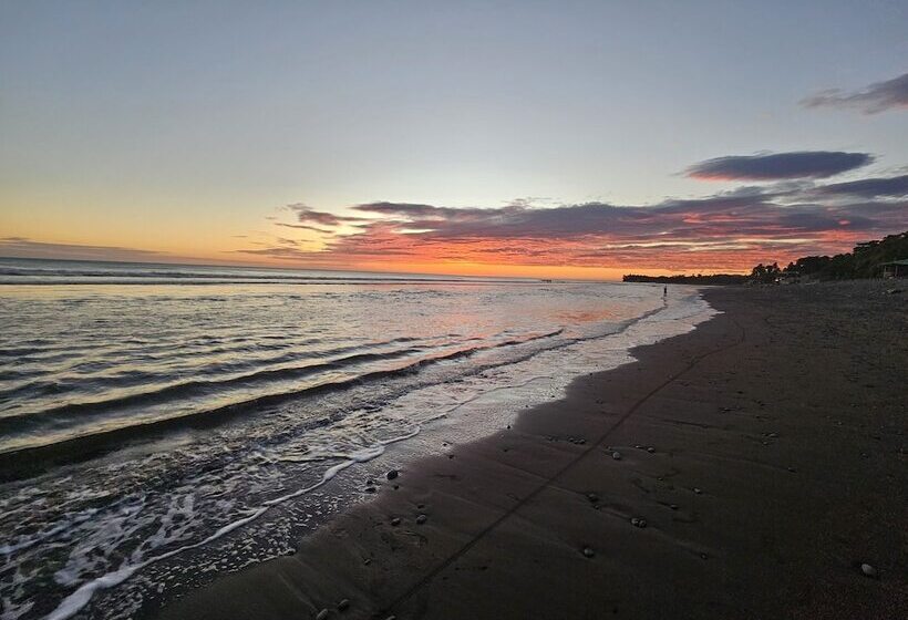 هتل Sunset Surf Villa