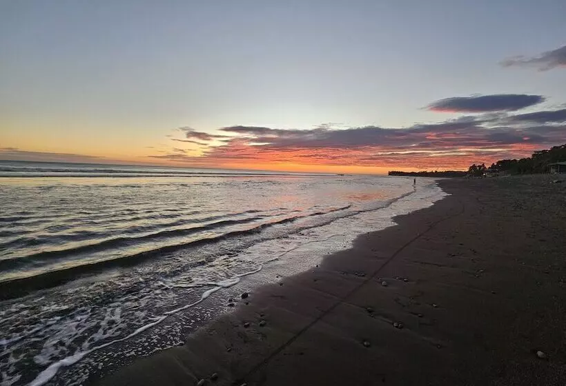 هتل Sunset Surf Villa