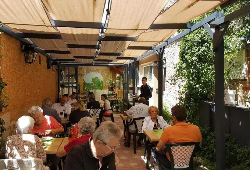 ベッドアンドブレックファースト Chambre D´hôtes Léonie & Restaurant