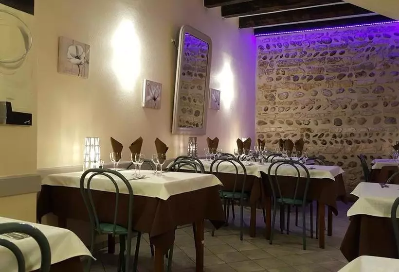 ベッドアンドブレックファースト Chambre D´hôtes Léonie & Restaurant
