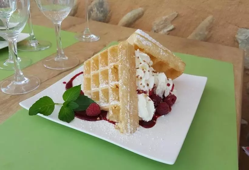 ベッドアンドブレックファースト Chambre D´hôtes Léonie & Restaurant